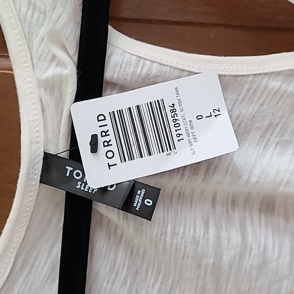 36. Torrid NWT ivory racerback sleep tee with holiday graphics - Picture 8 of 11